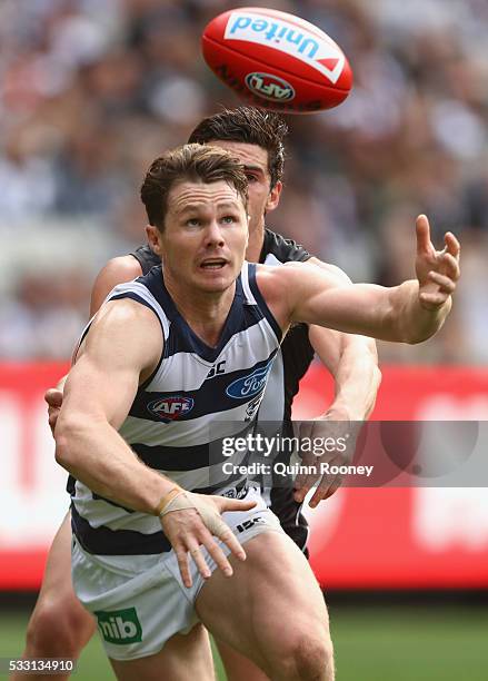 Patrick Dangerfield of the Cats attempts to mark infront of Scott Pendlebury of the Magpies during the round nine AFL match between the Collingwood...