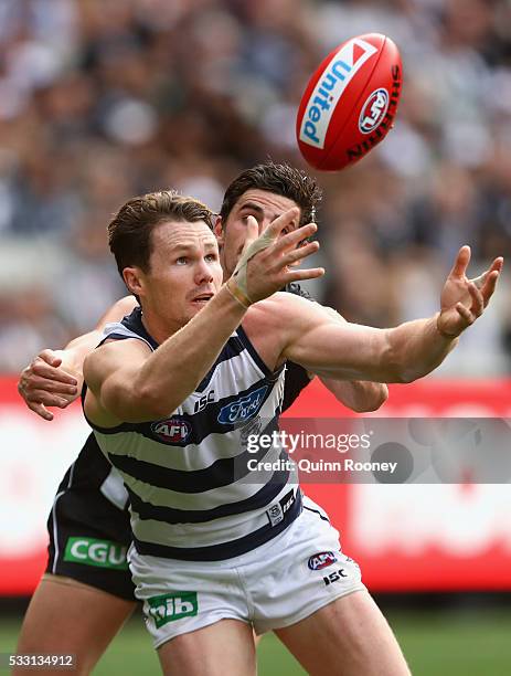 Patrick Dangerfield of the Cats attempts to mark infront of Scott Pendlebury of the Magpies during the round nine AFL match between the Collingwood...