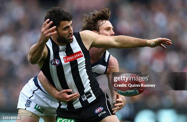 Jed Bews of the Cats spoils a mark by Alex Fasolo of the Magpies during the round nine AFL match between the Collingwood Magpies and the Carlton...