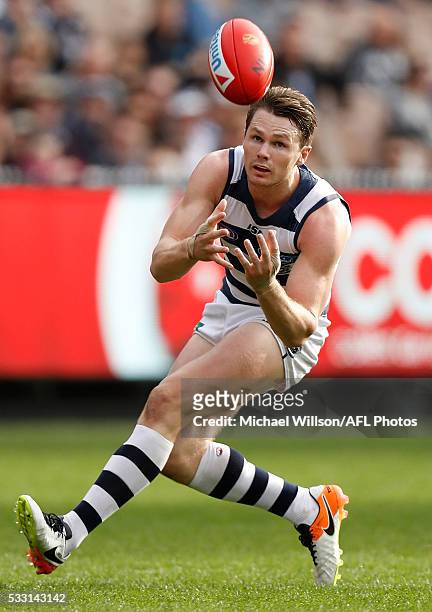 Patrick Dangerfield of the Cats in action during the 2016 AFL Round 09 match between the Collingwood Magpies and the Geelong Cats at the Melbourne...