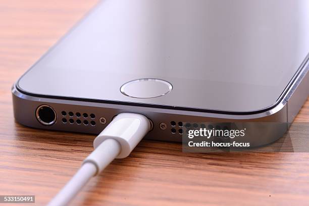 iphone charge - charge stockfoto's en -beelden