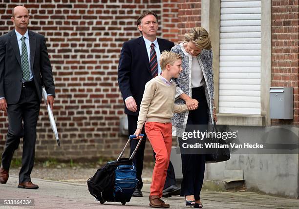 - Rentrée des classes: la reine Mathilde conduit le Prince Emmanuel à l'Ecole Eureka à Kessel-Lo - Eerste schooldag voor de kinderen van de Koning en...