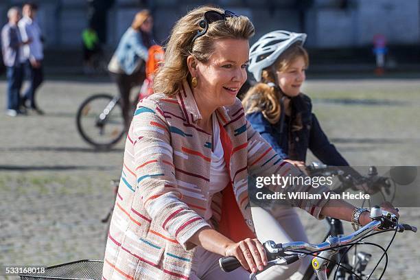 - Le Roi Philippe, la Reine Mathilde et leurs enfants Elisabeth, Gabriel, Emmanuel et Eléonore participent au "Dimanche sans voitures" de Bruxelles -...