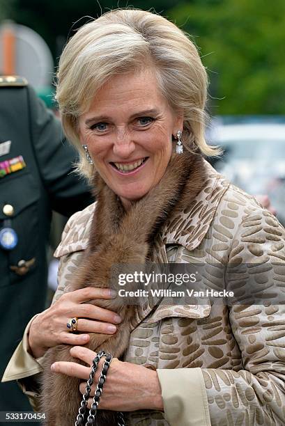 - La Princesse Astrid assiste à des démonstrations de diverses nouvelles techniques de déminage des mines antipersonnel, des armes à sous-munitions...