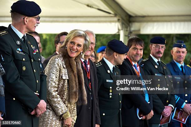 - La Princesse Astrid assiste à des démonstrations de diverses nouvelles techniques de déminage des mines antipersonnel, des armes à sous-munitions...