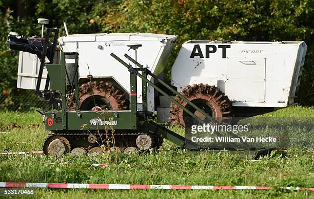- La Princesse Astrid assiste à des démonstrations de diverses nouvelles techniques de déminage des mines antipersonnel, des armes à sous-munitions...