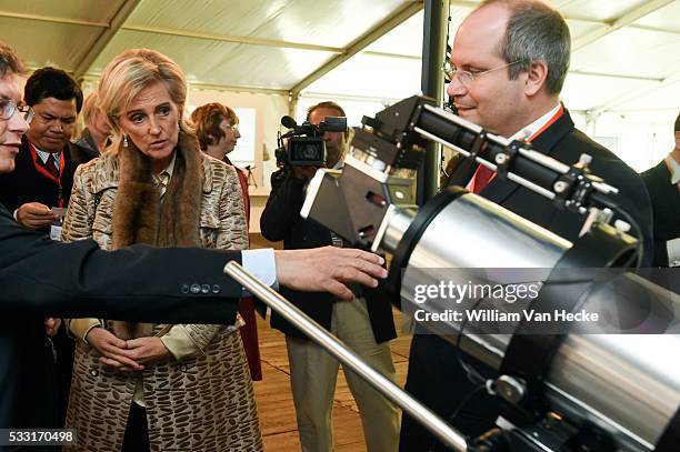 - La Princesse Astrid assiste à des démonstrations de diverses nouvelles techniques de déminage des mines antipersonnel, des armes à sous-munitions...