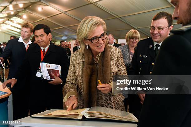 - La Princesse Astrid assiste à des démonstrations de diverses nouvelles techniques de déminage des mines antipersonnel, des armes à sous-munitions...