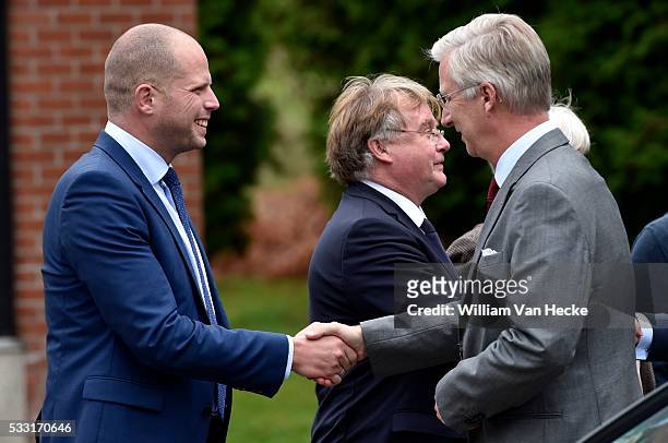 - Le Roi Philippe visite, accompagné du Premier Ministre CHarles Michel et du Secrétaire d'Etat à l'Asile et la Migration Theo Francken, le centre...