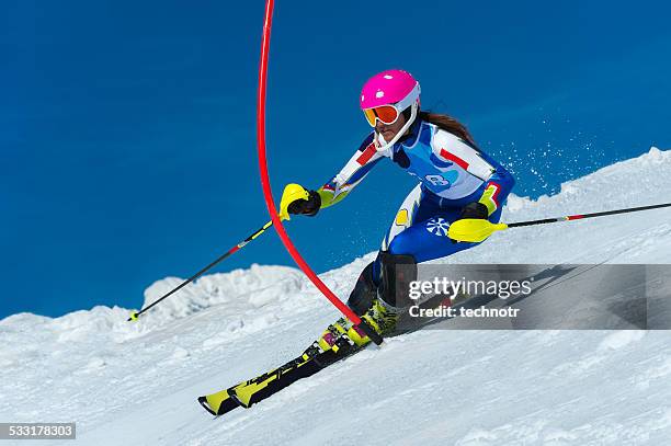 joven slalom esquiador durante la carrera - slalom skiing fotografías e imágenes de stock