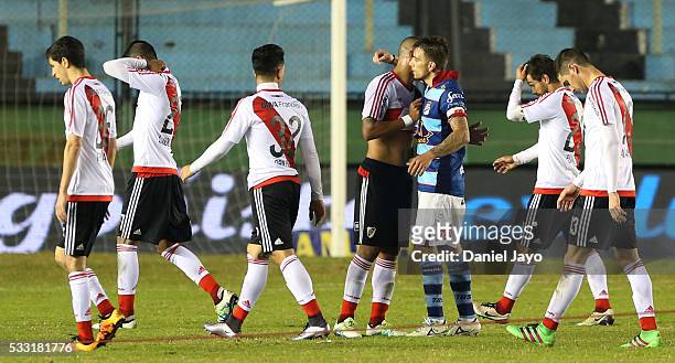 Players of River Plate leave the field at the end of a match between Arsenal FC and River Plate as part of round 16 of Torneo Transicion 2016 at...
