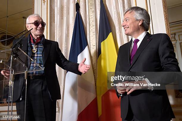 - Le Ministre des Affaires étrangères Didier Reynders remet la décoration de Commandeur de l'Ordre de la Couronne à Charles Aznavour,...