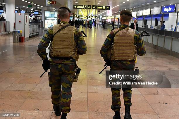 - Attentats de Paris / menace terroriste : militaires déployés dans l'aéroport de Bruxelles-National - Aanslagen Parijs / dreigingsniveau: ontplooing...