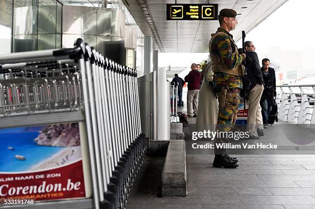 - Attentats de Paris / menace terroriste : militaires déployés dans l'aéroport de Bruxelles-National - Aanslagen Parijs / dreigingsniveau: ontplooing...