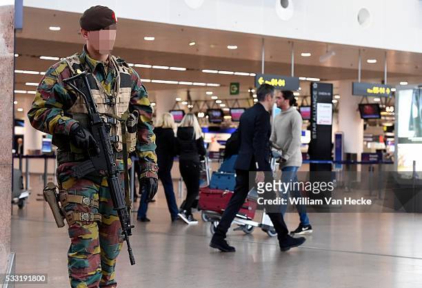 - Attentats de Paris / menace terroriste : militaires déployés dans l'aéroport de Bruxelles-National - Aanslagen Parijs / dreigingsniveau: ontplooing...