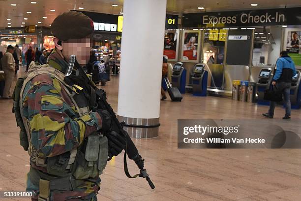 - Attentats de Paris / menace terroriste : militaires déployés dans l'aéroport de Bruxelles-National - Aanslagen Parijs / dreigingsniveau: ontplooing...