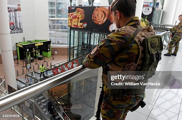 - Attentats de Paris / menace terroriste : militaires déployés dans l'aéroport de Bruxelles-National - Aanslagen Parijs / dreigingsniveau: ontplooing...