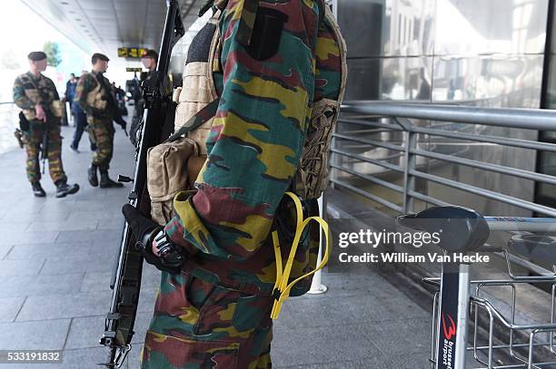 - Attentats de Paris / menace terroriste : militaires déployés dans l'aéroport de Bruxelles-National - Aanslagen Parijs / dreigingsniveau: ontplooing...