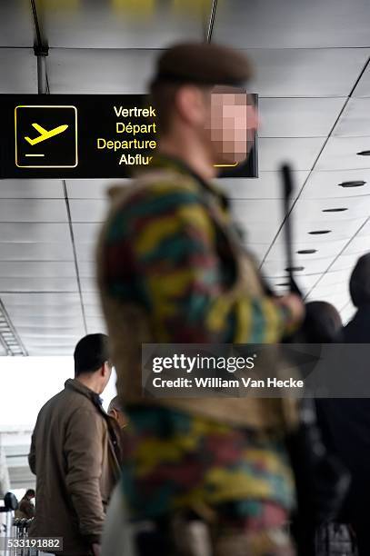 - Attentats de Paris / menace terroriste : militaires déployés dans l'aéroport de Bruxelles-National - Aanslagen Parijs / dreigingsniveau: ontplooing...