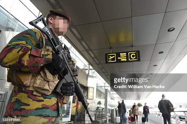 - Attentats de Paris / menace terroriste : militaires déployés dans l'aéroport de Bruxelles-National - Aanslagen Parijs / dreigingsniveau: ontplooing...