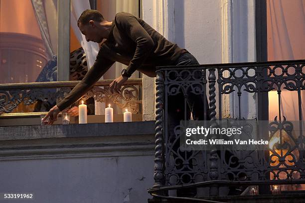 - Action de solidarité sur la place Communale de Molenbeek en hommage aux victimes des attentats de Paris - Solidariteitsactie op het gemeenteplein...