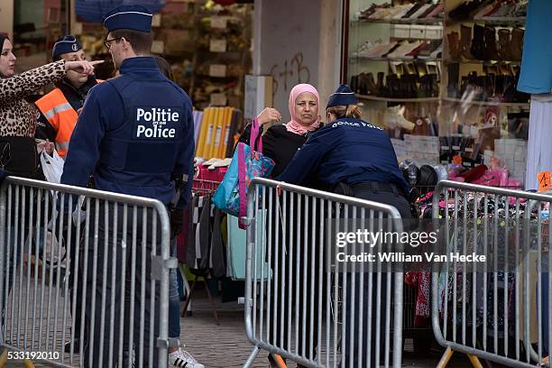 - Action de solidarité sur la place Communale de Molenbeek en hommage aux victimes des attentats de Paris - Solidariteitsactie op het gemeenteplein...