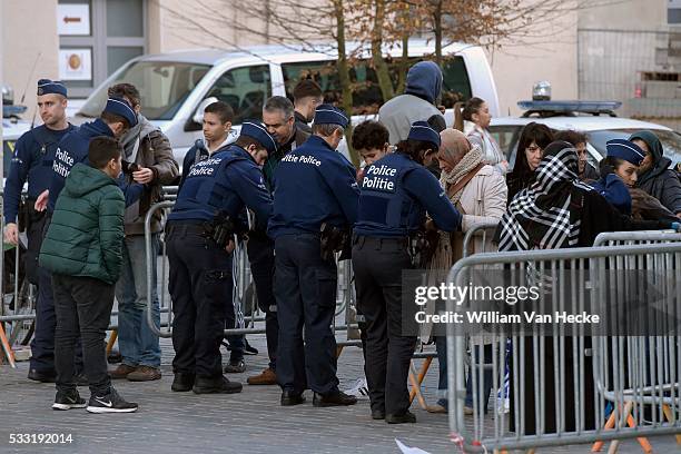 - Action de solidarité sur la place Communale de Molenbeek en hommage aux victimes des attentats de Paris - Solidariteitsactie op het gemeenteplein...