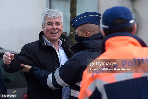 - Action de solidarité sur la place Communale de Molenbeek en hommage aux victimes des attentats de Paris - Solidariteitsactie op het gemeenteplein...