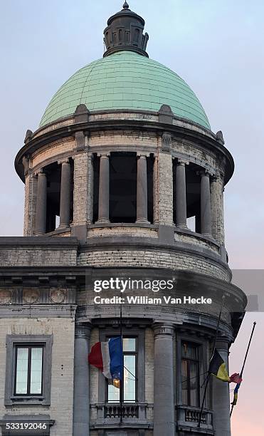 - Action de solidarité sur la place Communale de Molenbeek en hommage aux victimes des attentats de Paris - Solidariteitsactie op het gemeenteplein...