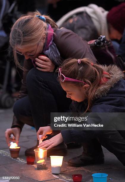 - Action de solidarité sur la place Communale de Molenbeek en hommage aux victimes des attentats de Paris - Solidariteitsactie op het gemeenteplein...