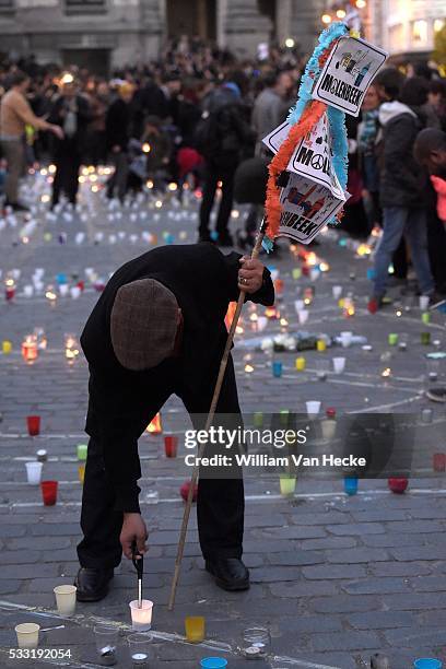 - Action de solidarité sur la place Communale de Molenbeek en hommage aux victimes des attentats de Paris - Solidariteitsactie op het gemeenteplein...