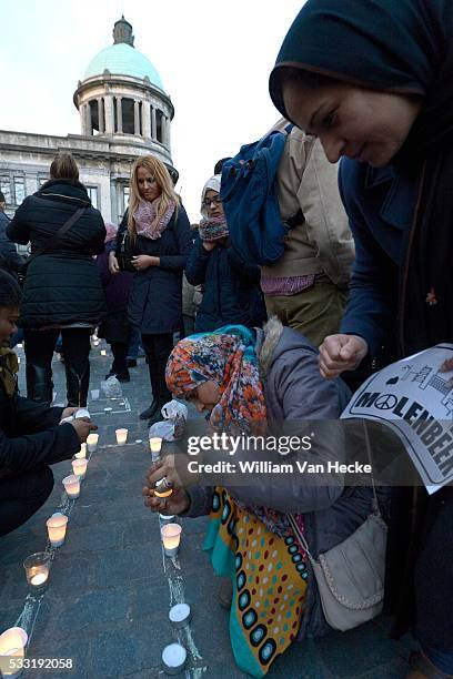 - Action de solidarité sur la place Communale de Molenbeek en hommage aux victimes des attentats de Paris - Solidariteitsactie op het gemeenteplein...