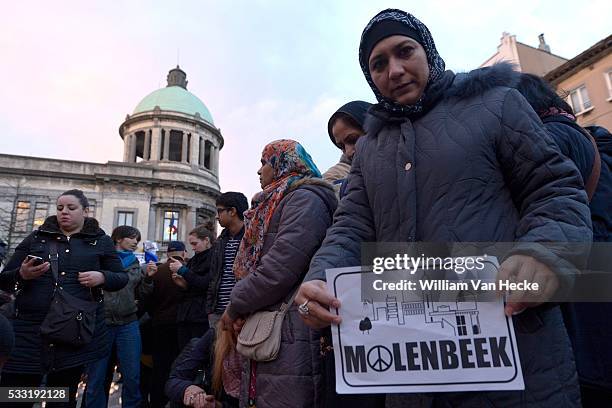 - Action de solidarité sur la place Communale de Molenbeek en hommage aux victimes des attentats de Paris - Solidariteitsactie op het gemeenteplein...
