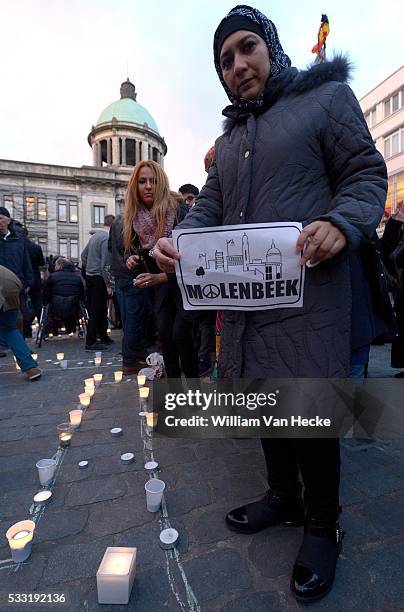 - Action de solidarité sur la place Communale de Molenbeek en hommage aux victimes des attentats de Paris - Solidariteitsactie op het gemeenteplein...