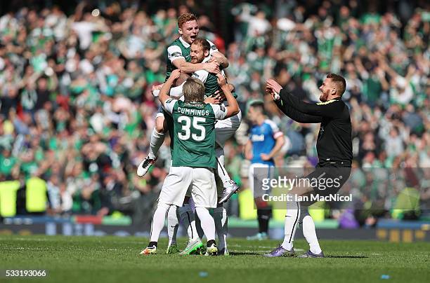 Hibs players celebrate at full time during the Scottish Cup Final between Rangers and Hibernian at Hampden Park on May 21, 2016 in Glasgow, Scotland.