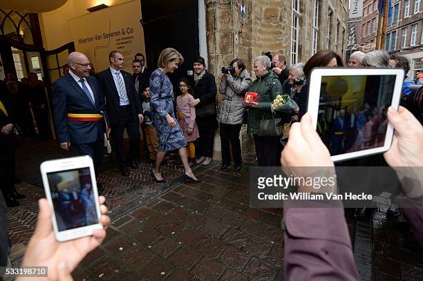 - La Reine Mathilde visite l'exposition 'Design Derby Nederland-België ' au Design museum Gent de Gand. Le Design museum Gent y montre, en...