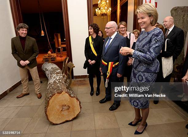 - La Reine Mathilde visite l'exposition 'Design Derby Nederland-België ' au Design museum Gent de Gand. Le Design museum Gent y montre, en...