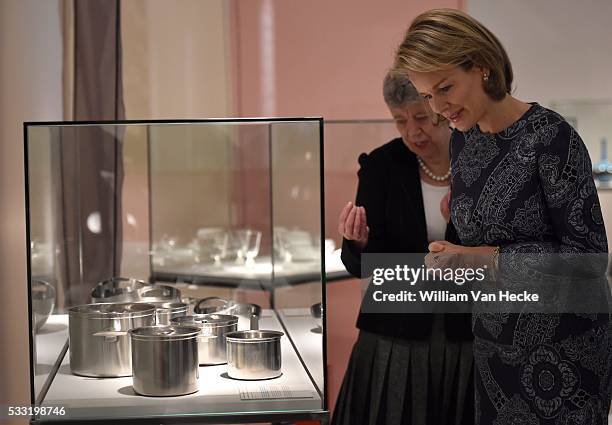 - La Reine Mathilde visite l'exposition 'Design Derby Nederland-België ' au Design museum Gent de Gand. Le Design museum Gent y montre, en...