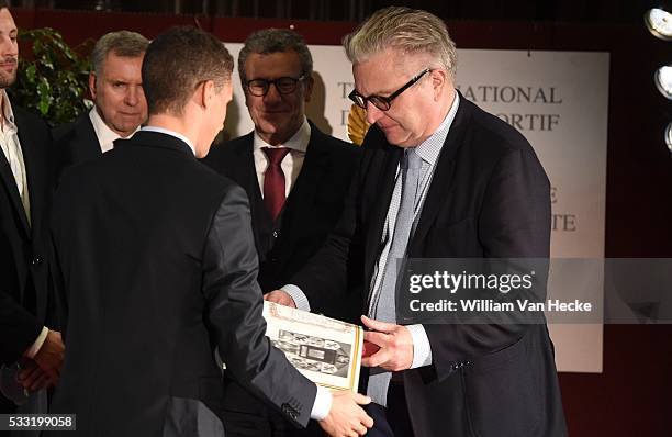 - Le Prince Laurent remet le Trophée National du Mérite Sportif 2015 à l'équipe belge de relais 4 x 400 m hommes - Prins Laurent rijkt de Nationale...