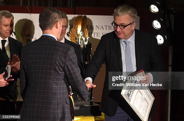 - Le Prince Laurent remet le Trophée National du Mérite Sportif 2015 à l'équipe belge de relais 4 x 400 m hommes - Prins Laurent rijkt de Nationale...