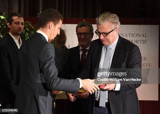 - Le Prince Laurent remet le Trophée National du Mérite Sportif 2015 à l'équipe belge de relais 4 x 400 m hommes - Prins Laurent rijkt de Nationale...