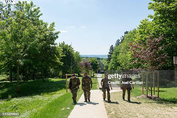 französische soldaten begehbarer fleury-devant-douaumont - französische armee stock-fotos und bilder