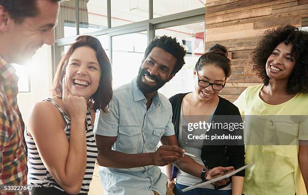 atrapar después de éxito y divertirse haciendo - grupo multiétnico fotografías e imágenes de stock