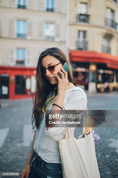 若い女性徒歩でパリのモンマルトル後のショッピング - トートバッグ ストックフォトと画像