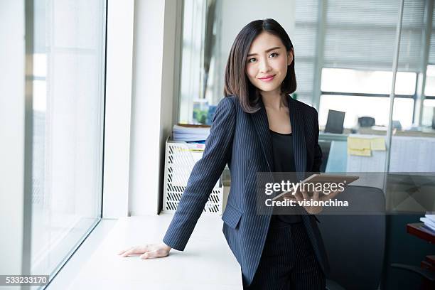 weiblichen chef tablette - civil servant stock-fotos und bilder
