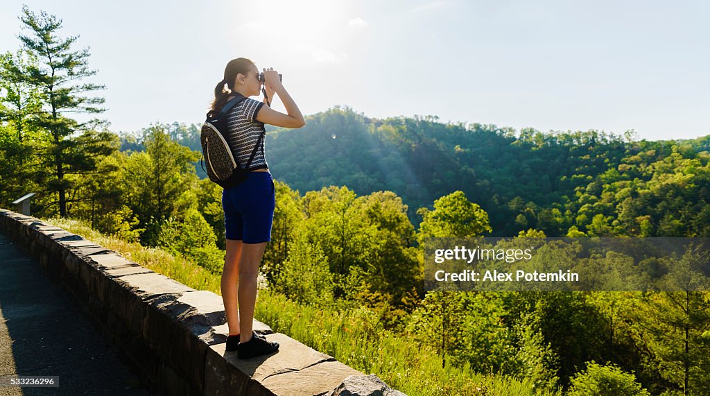 Chica adolescente explorar vista panorámica al Bosque Nacional Cherokee, Tennessee