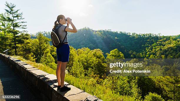 teenager girl explore scenic view to cherokee national forest, tennessee - backpacker road stockfoto's en -beelden