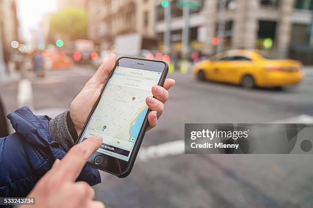 uber cab apple iphone 6 jahren new york city taxi rufen sie - calling a cab stock-fotos und bilder