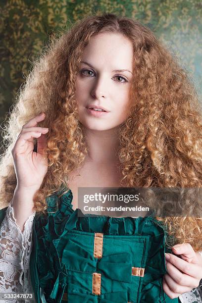 viktorianische frau mit lange lockigem haar - ringlet stock-fotos und bilder