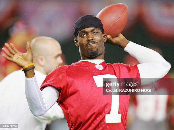 Atlanta Falcons quarterback Michael Vick prepares to throw the ball during a workout at the Tokyo Dome, 05 August 2005. Falcons will play against...